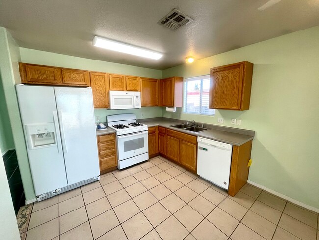 Building Photo - Cute 3 Bedroom Home Near Splash Pad and Hu...