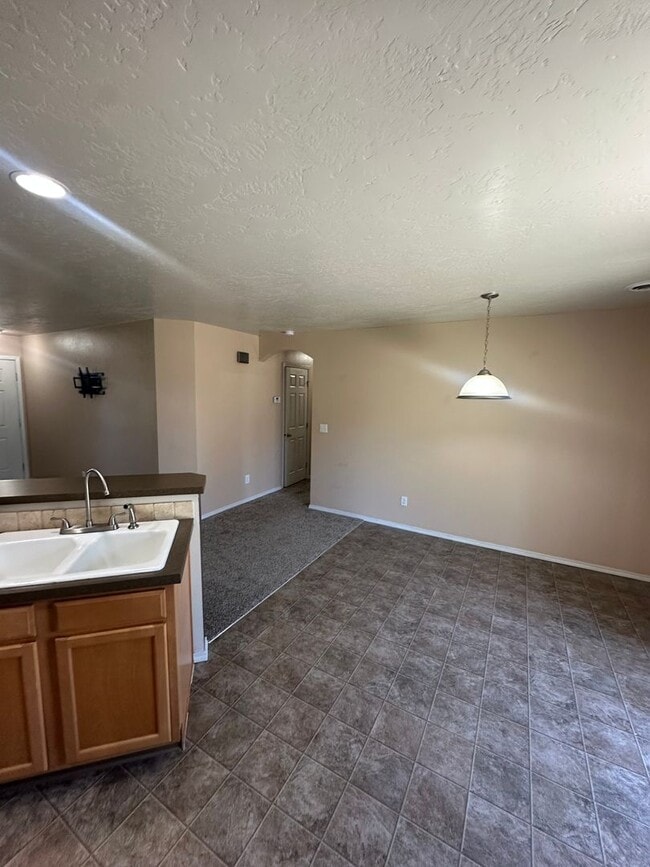 Building Photo - 3 bedroom 2 bath home in beautiful Meridia...