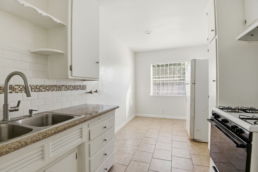 Building Photo - 1112 W 92nd St