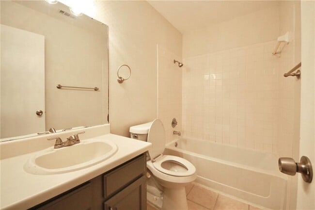 Building Photo - 624 Greenlawn Blvd