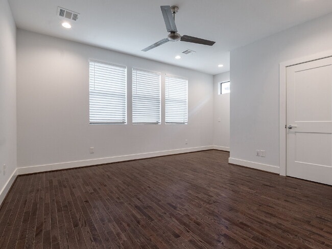 Building Photo - "Charming 4-Bed Houston Haven with Elegance on East 32nd Street!"