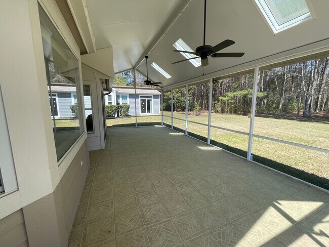 Building Photo - Unfurnished, Long Term Rental in Sun City!