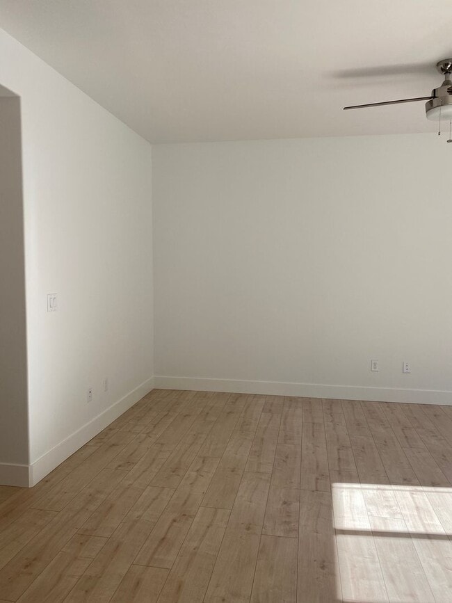 Building Photo - 3 bed 1 additional office space and 2.5 ba...