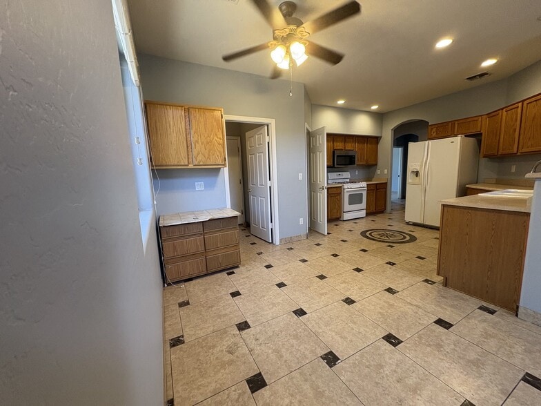 Building Photo - 16519 N 71st Ave