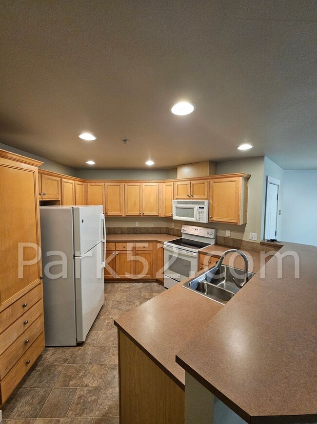 Building Photo - $500 Off 1st Full Month! 3 Bedroom Upper L...