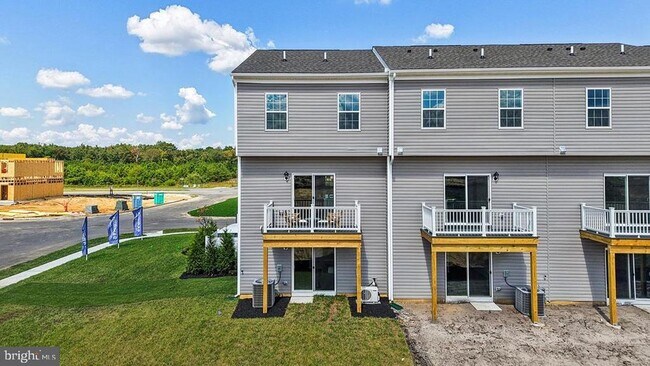 Building Photo - 122 Essex Dr
