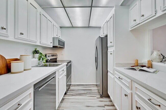 Building Photo - "Chic & Cozy 1-Bed Oasis in Palo Alto: Furnished Gem with Pool & More!"
