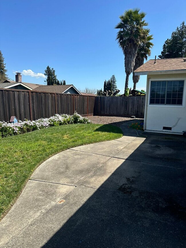 Building Photo - 3 Bedroom - North Napa (cross street Salvador)