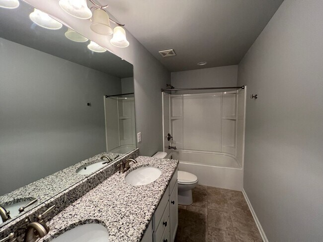 Building Photo - 4 Bedroom 3 Bath - Gorgeous Backyard in Le...