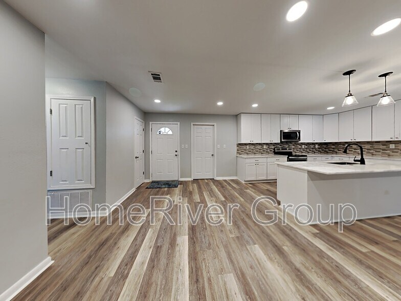 Building Photo - 433 Verb St
