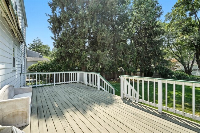 Building Photo - 40 Fairway Dr