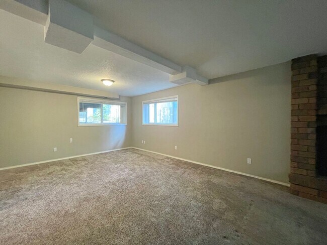 Building Photo - SPACIOUS 4 Bed/3 Full Bath Home in West Linn