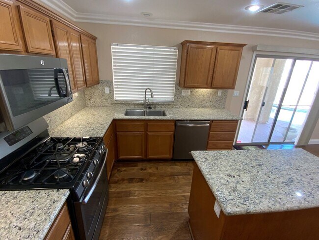 Building Photo - SUPER UPGRADED 3BD/2.5BA HOME W/ POOL/SPA!!