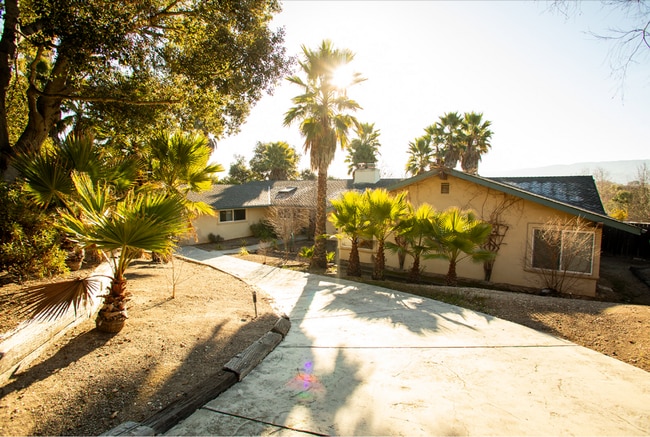 Building Photo - Janin Acers - Pool - Pet Friendly - FURNISHED OR UNFURNISHED