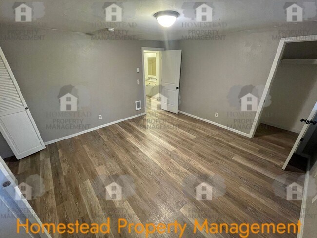 Building Photo - 661