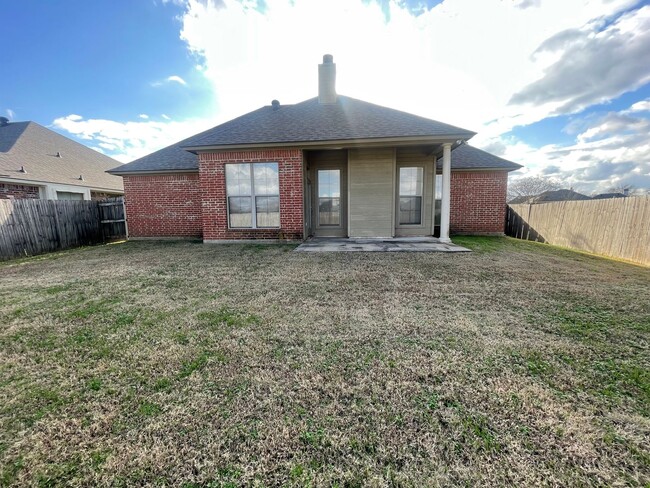 Building Photo - Benton Beauty! Move in Ready!