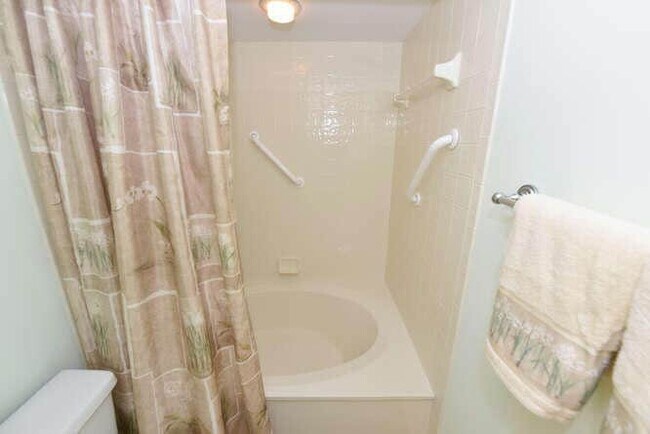 Building Photo - 4105 Fairway Dr N