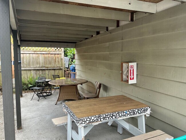 Building Photo - 1113000