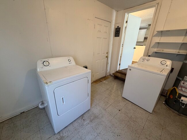 Building Photo - 317 Cagua Dr NE