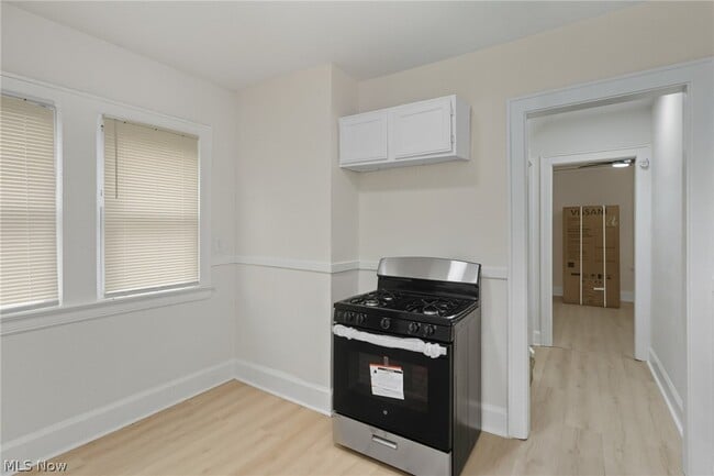 Building Photo - 12808 Beachwood Ave