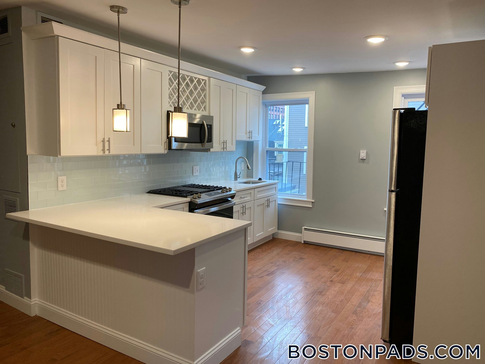 Building Photo - 33 Chelsea St