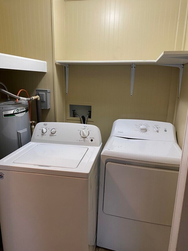 Building Photo - Beautiful apartment with mountain views, walking distances to Down Town Mars Hill!  Washer and dr...