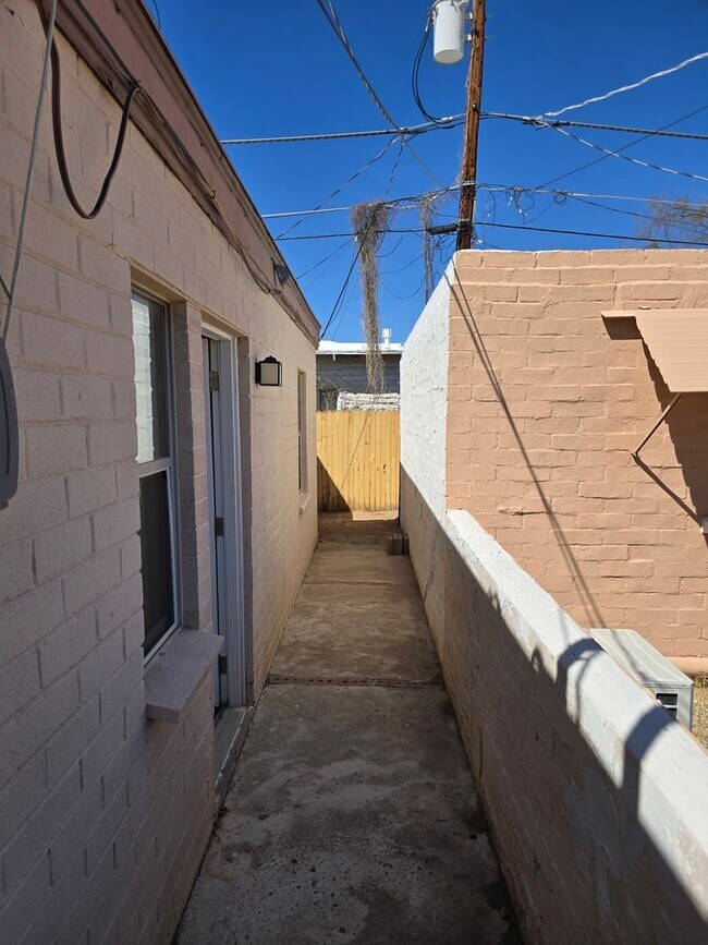 Building Photo - pm0133