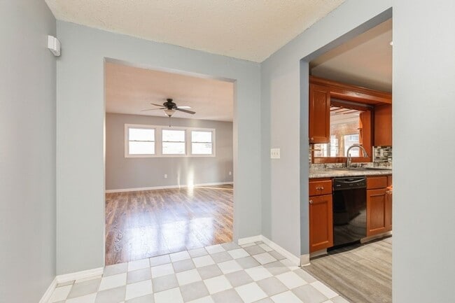 Building Photo - CHARMING RANCH!! 3 Bedroom, 2 Bath Home in Windsor Heights