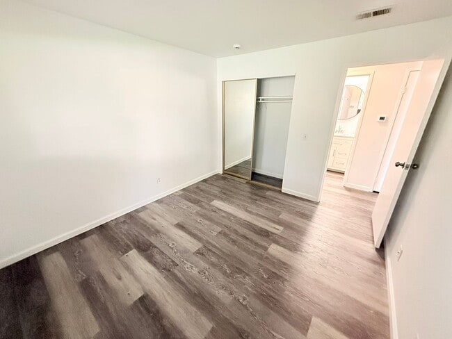 Building Photo - Beautifully Updated Corner Unit with Mountain Views in Palm Springs Villas I