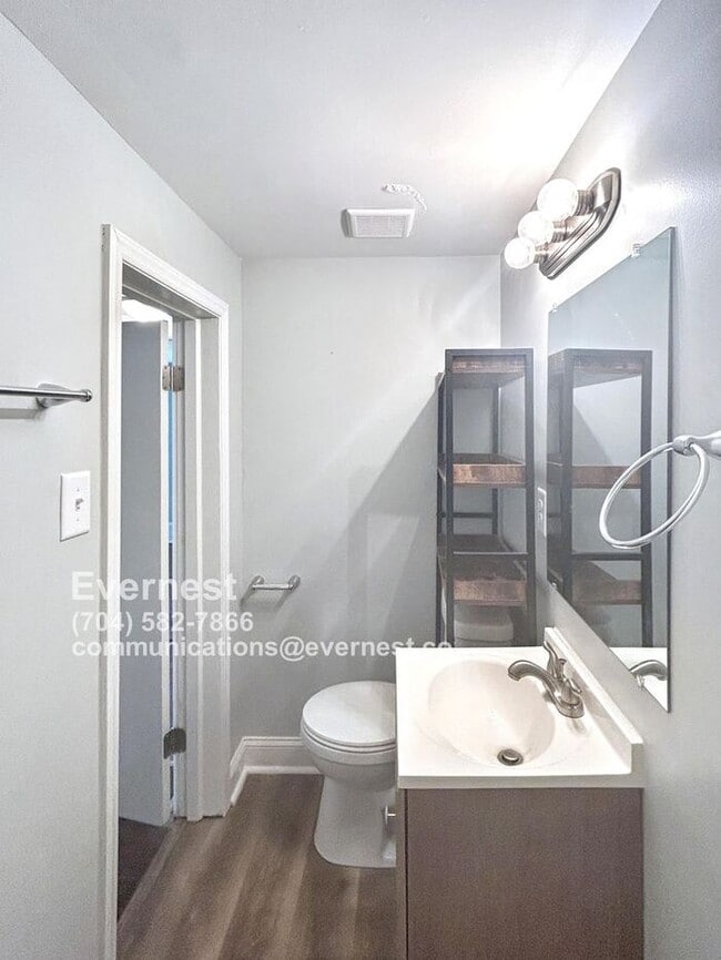 Building Photo - 203 S Elm St