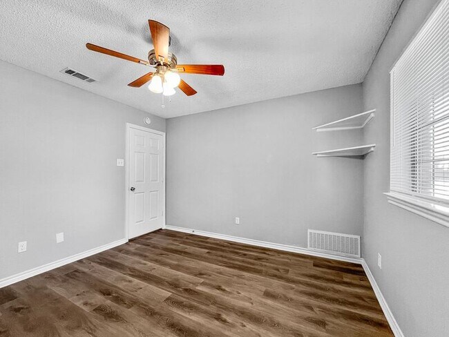 Building Photo - 700 Dartbrook Dr