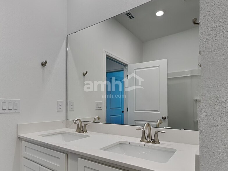 Building Photo - 3204 Carthage Ave