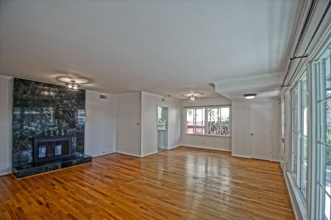 Building Photo - Incredibly Charming & Bright 3BR2BA Home w...