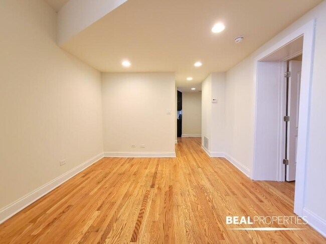 Building Photo - 1 bedroom in CHICAGO IL 60613