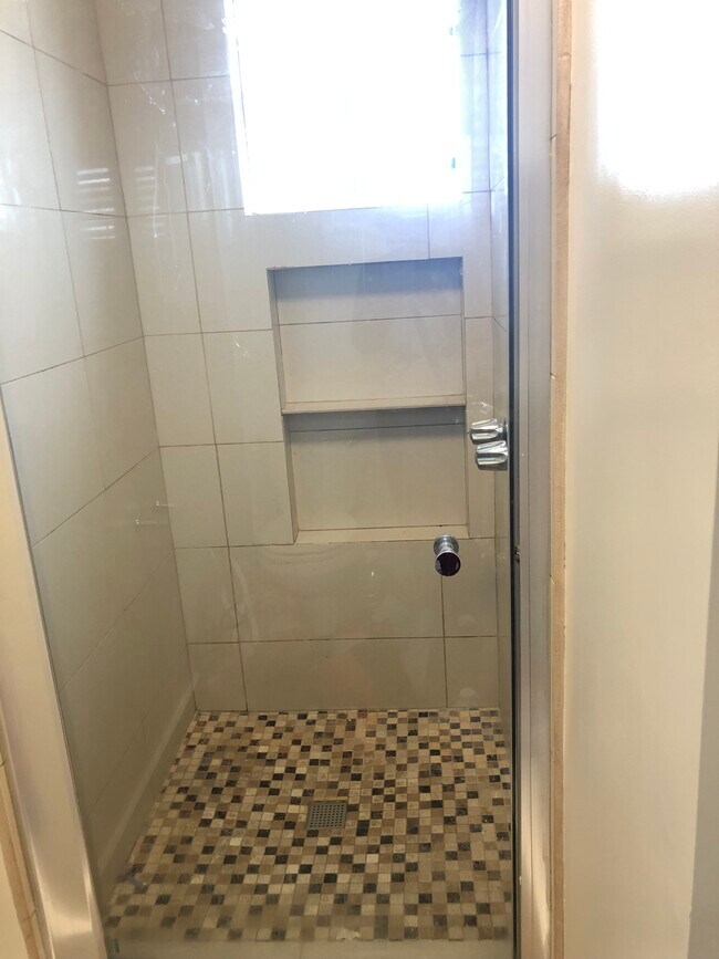 Modern tiled shower - 4228 Lockwood Ave