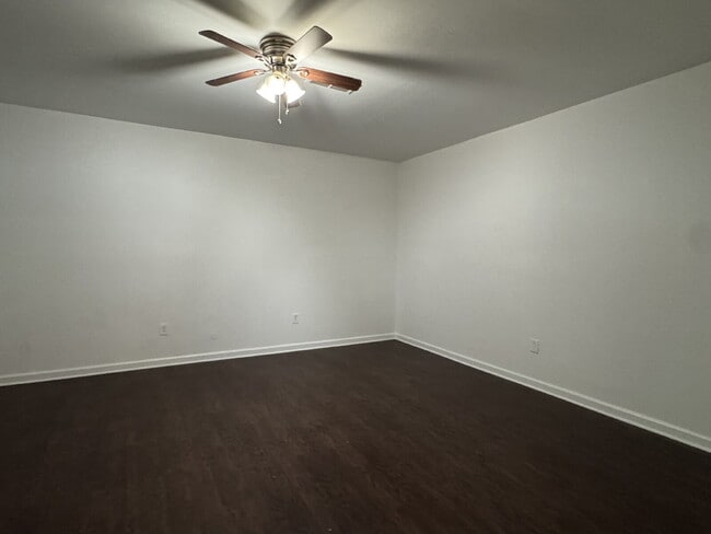 Building Photo - Charming Bungalow for Rent – Quiet Retreat...