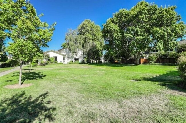Building Photo - End Unit 2 Bed, 2 Bath Townhouse with Atta...