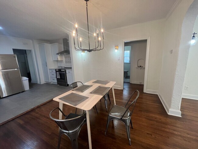 Building Photo - 2 minutes away from Rhodes College! Beautifully Renovated! Pets are owner's approval, fees do apply.