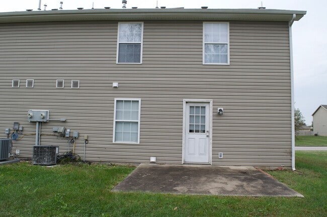 Building Photo - Nice 4 Bed 3 Bath Duplex!
