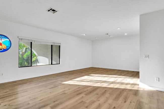 Building Photo - Great 3/2 in Crown Point!  Across from the street from bay access and available immediately!