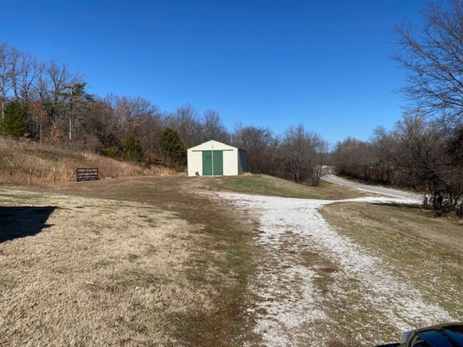 Building Photo - COUNTRY LIVING! 3 BEDROOM 2 BATH IN SENECA...