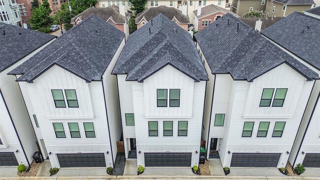 Building Photo - 918 W 25th St