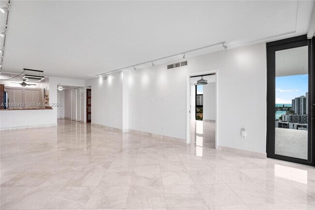 Building Photo - 3375 N Country Club Dr