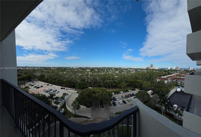 Building Photo - 3200 Port Royale Dr N