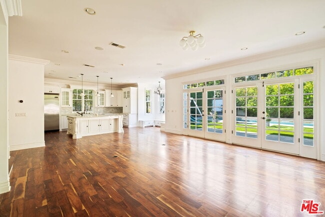 Building Photo - 765 N Almar Ave