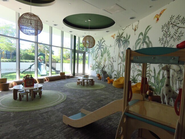 Building Photo - 700 NE 24th St