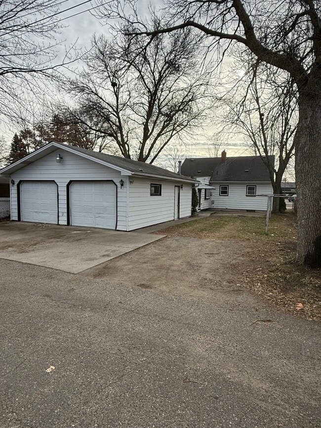 Building Photo - 2021 Veterans Dr