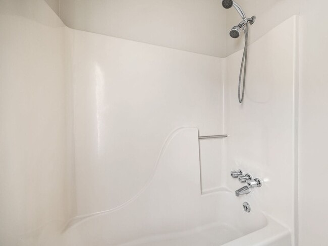 Building Photo - Cozy 3 Bedroom, 2.5 Bath Home with 2 Car G...