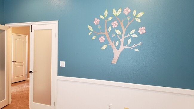 Building Photo - Beautiful Traditions Single Story Home is Centrally Located Near Shopping/101 Frwy