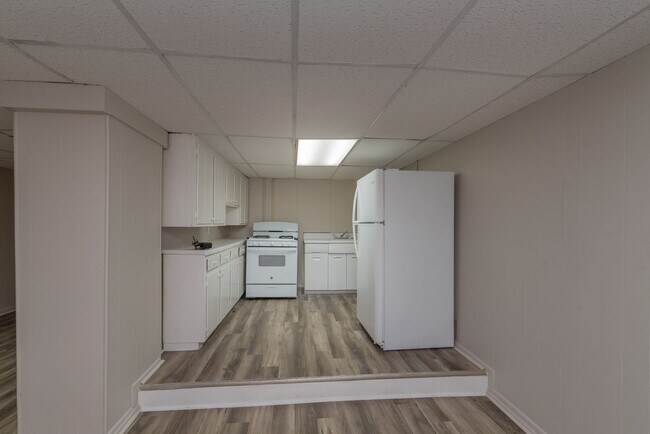 Building Photo - Updated 1 bed/1 bath apartment, great loca...